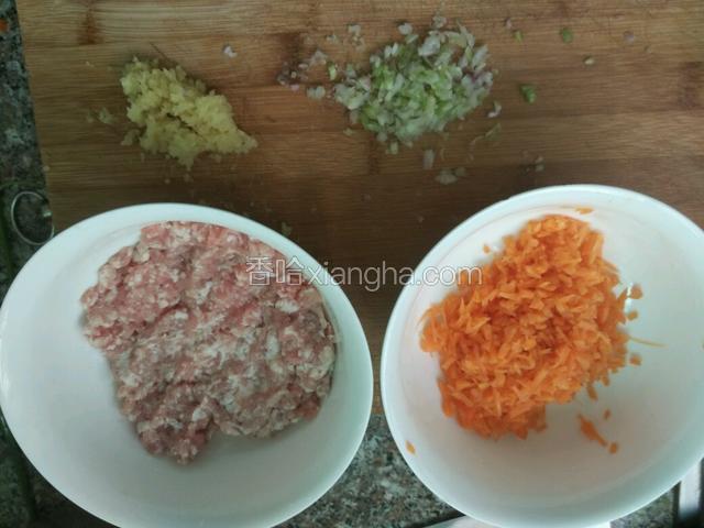 葱头，姜切细后和肉馅，萝卜全部放在一起；