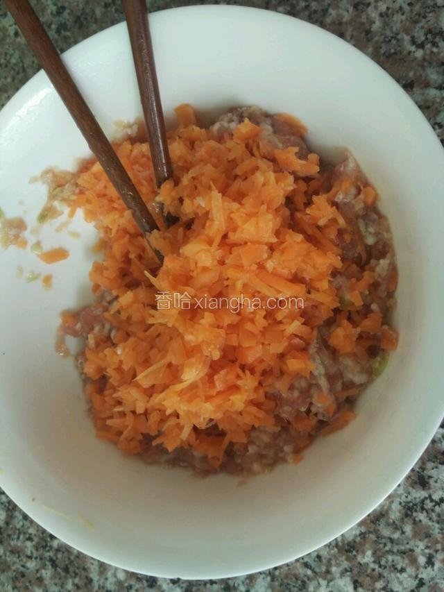 再放入盐，胡椒粉，生抽，香油拌匀；