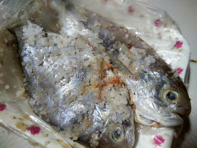 把新鲜的鱼买回来把肚子杂物去掉，用粗盐腌制（盐要多腌制一个上午）