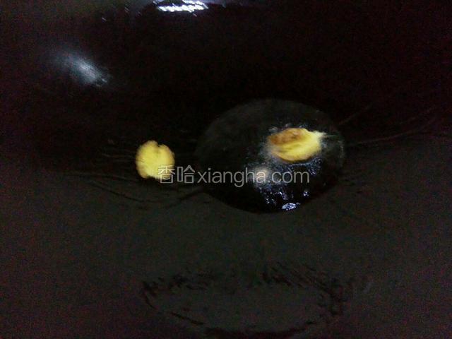 锅里下油先把姜爆一下