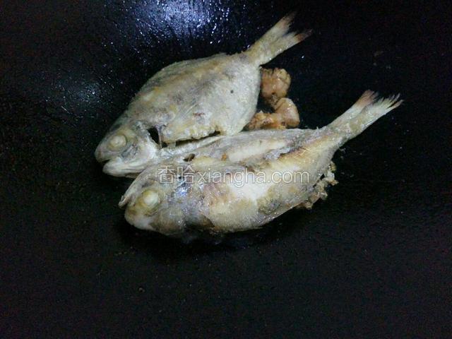 煎时让油流到鱼头要多煎一下，