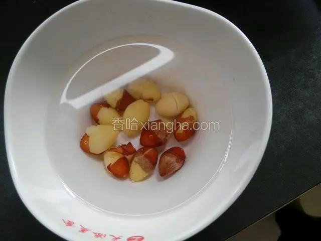捞出放凉水中浸泡20分钟一30分钟后把裹着的皮剥掉备用