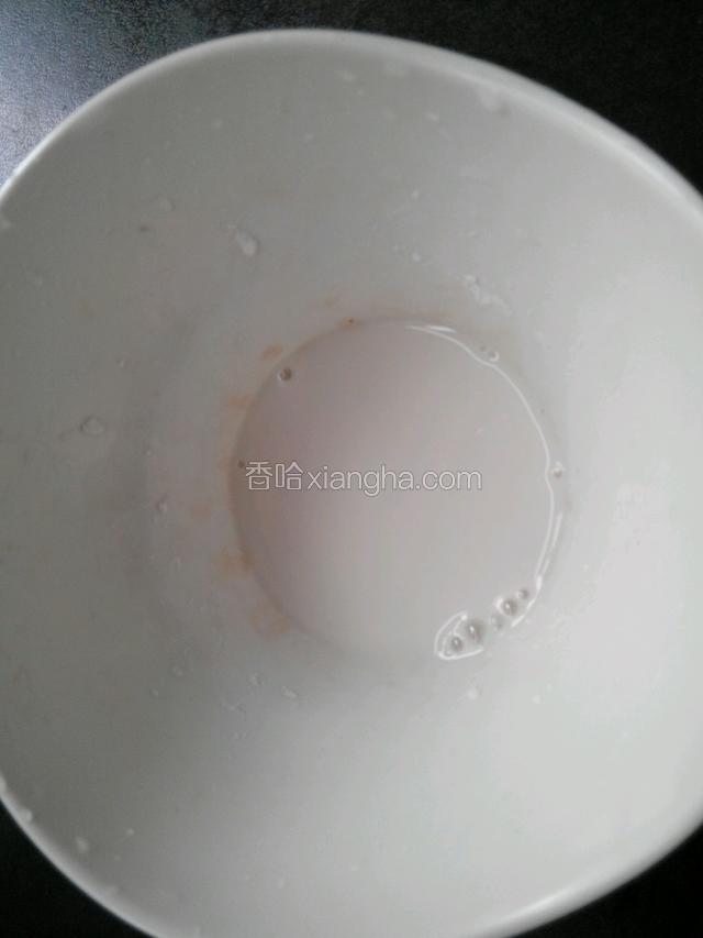 少许淀粉用清水调成水淀粉备用