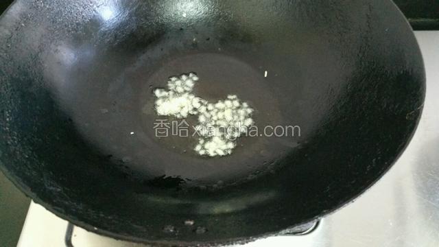 下油锅姜末爆香