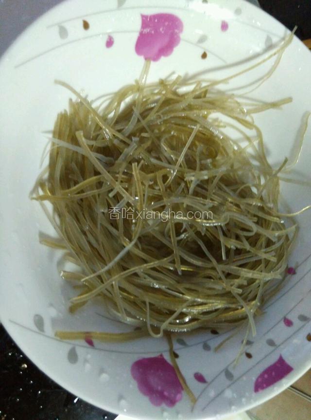 准备一小把粉皮。