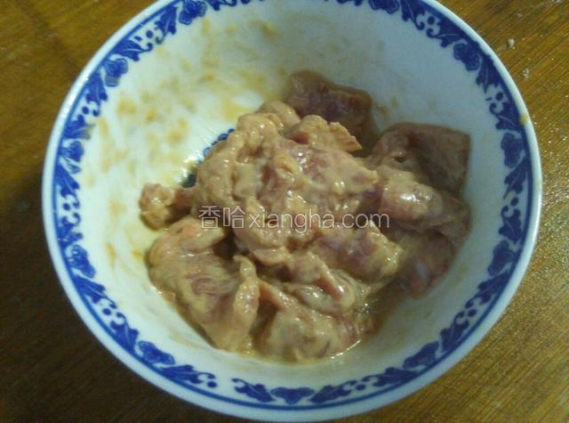 把肉片用少许油、味极鲜、淀粉抓匀。