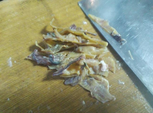 把鱿鱼洗净切碎。