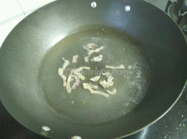 把切好的鱿鱼放入开水锅煮开。