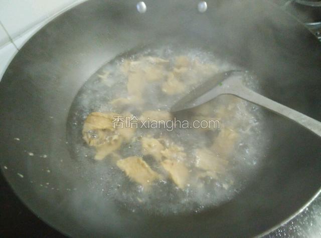 加入腌好的肉片。