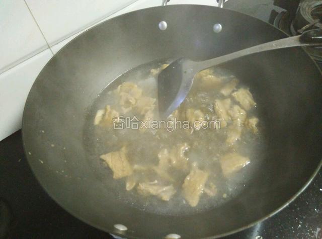 加入粉条煮至变软，加少许盐，胡椒粉，鸡精，关火。