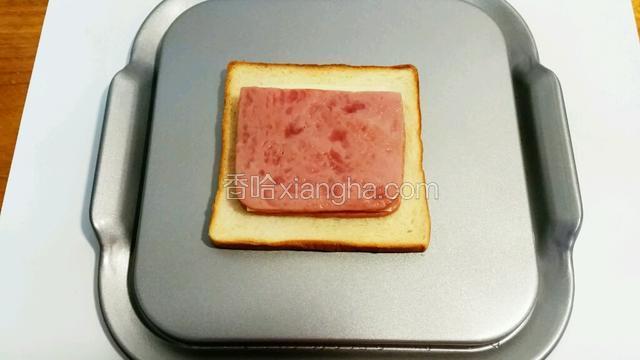 放上第二片的火腿
