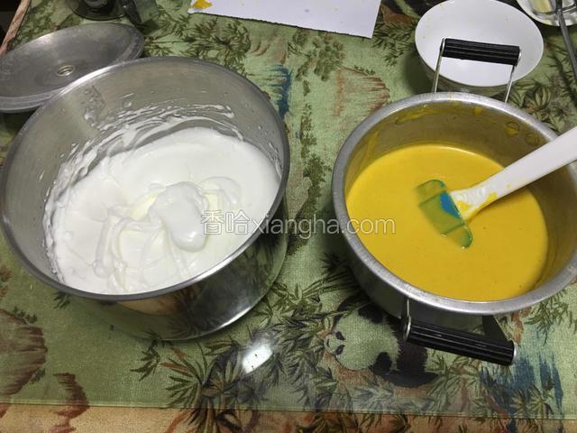 开始混合蛋清和蛋黄取三分之一的蛋清进入蛋黄糊用切拌的方法混合