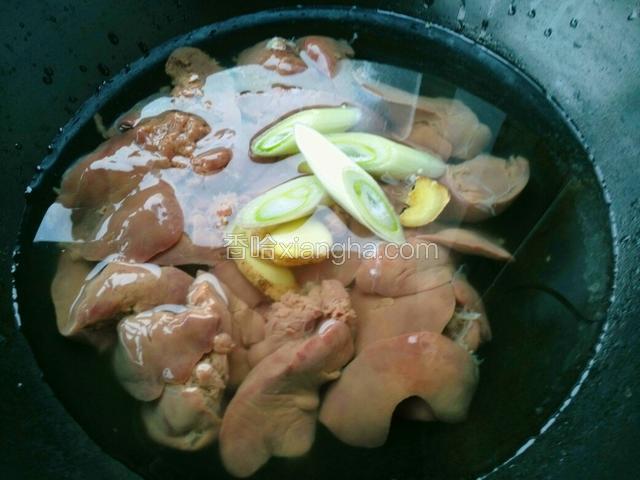 泡好的鸡肝凉水下锅，放入葱姜，料酒，烧开