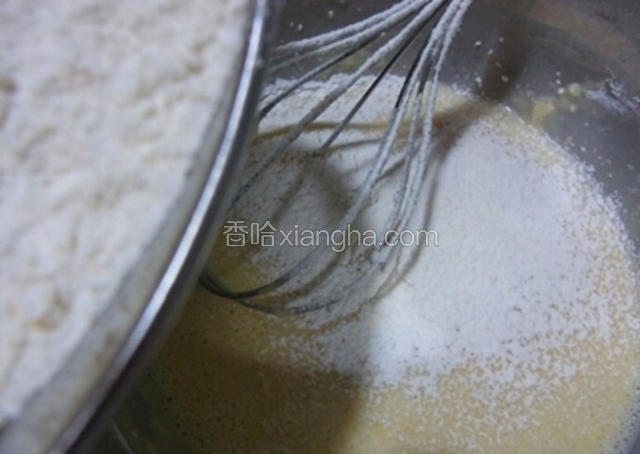 先混合所有液体，再把粉筛进去