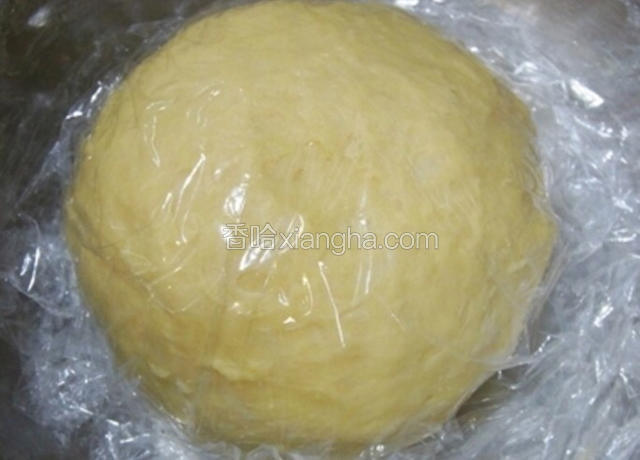 揉成光滑面团盖保鲜膜发酵2倍大