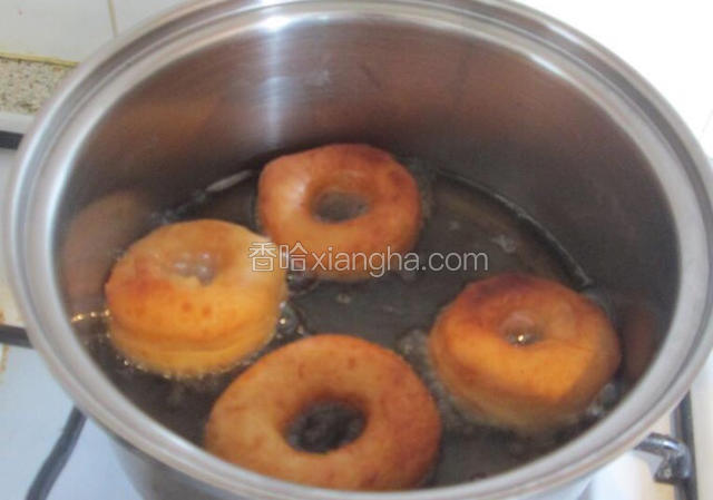 轻柔的把甜甜圈丢进油锅中炸，火不要太大，炸两面金黄色