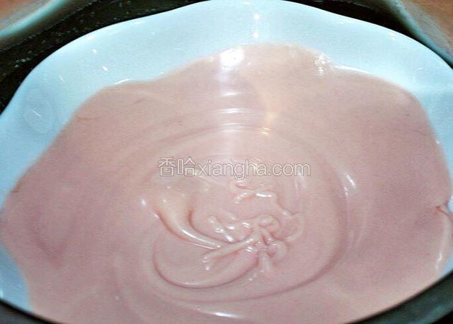 隔热水融化白巧克力并滴入粉色色素调色，把甜甜圈一面蘸满巧克力冷却备用