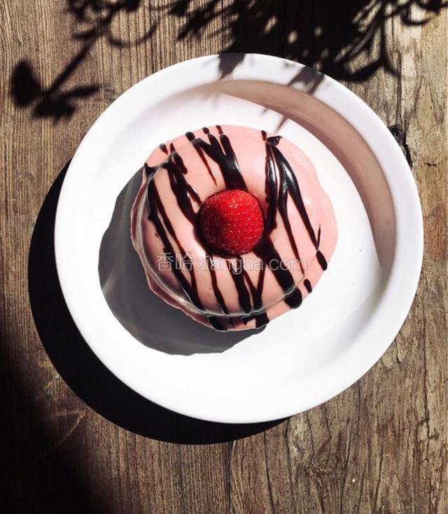 再融化少许黑巧克力装入裱花袋挤在表面