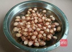 红枣花生猪蹄汤的做法图解1