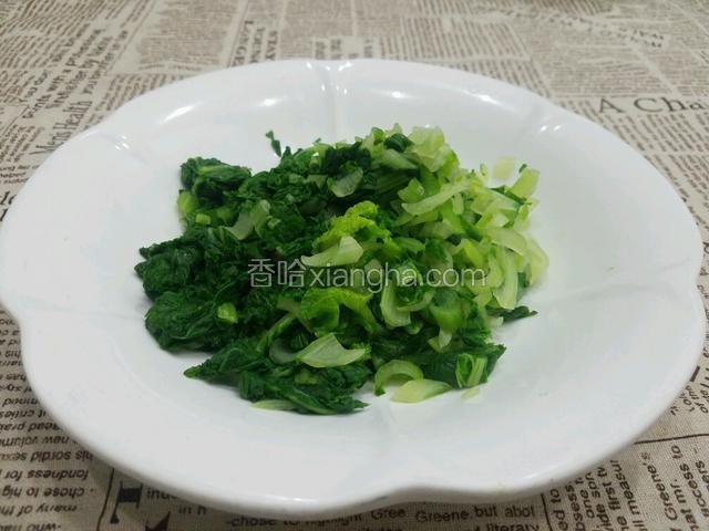降温后的小白菜捞出来挤干水分，切碎备用。