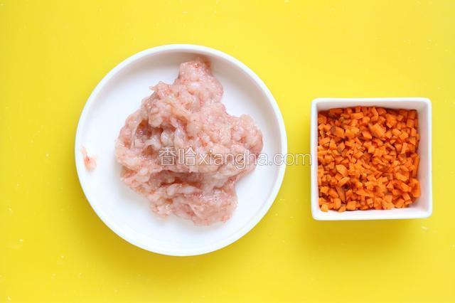鲜虾去壳、去鲜线，用刀背剁成虾泥，不用太碎；胡萝卜切成碎丁。