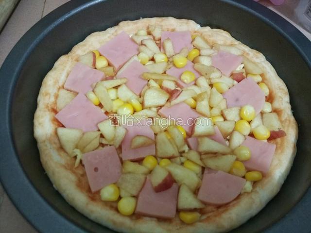 依次放上准备好的馅料火腿（切片）、玉米粒（提前煮熟）、苹果（切丁），香蕉（切片）