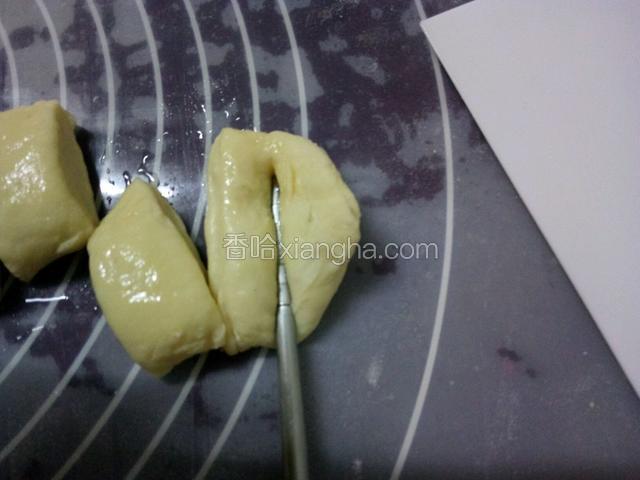 用筷子从中间压下去