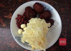 银耳红枣莲子羹的做法图解1