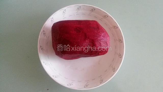 把紫菜头洗净，去掉皮。