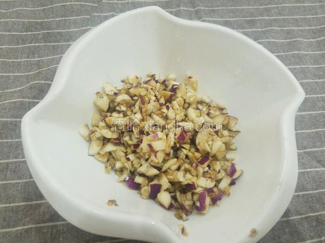 将茄子剁碎，放入碗中。
