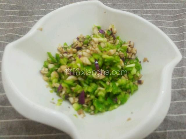 青椒也剁碎放入装茄子的碗中，然后放入盐腌十五分钟。