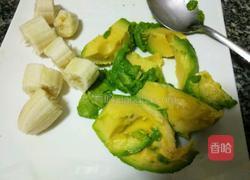 香蕉牛油果奶昔的做法图解2