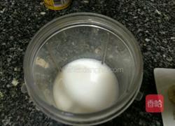 香蕉牛油果奶昔的做法图解3