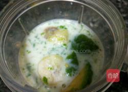 香蕉牛油果奶昔的做法图解4