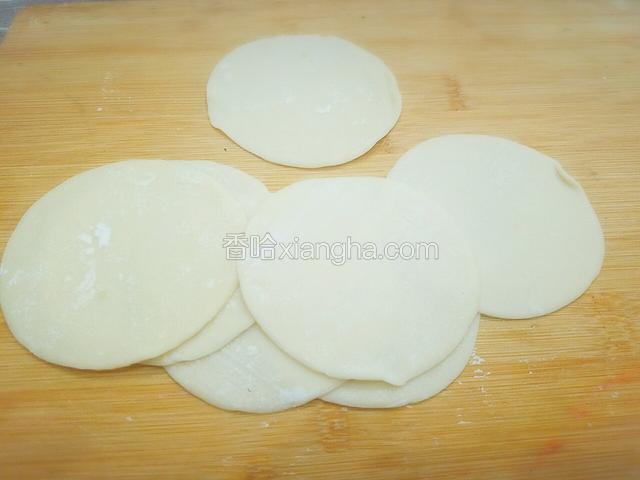 准备好饺子皮。