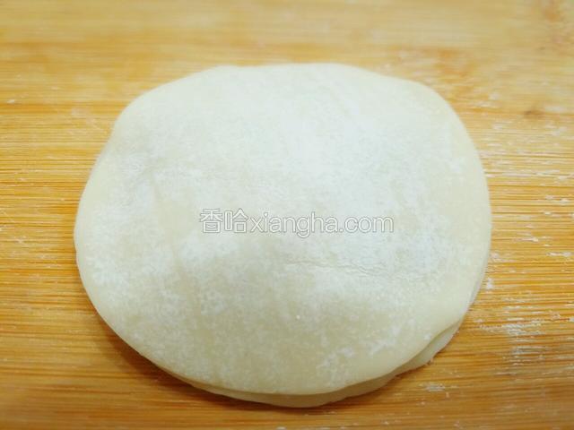 将另一张饺子皮盖在苹果馅上。