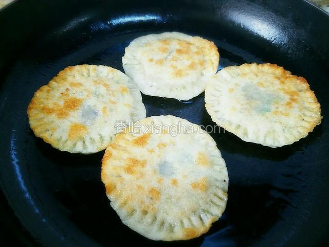 当馅饼一面煎好后，再翻面煎。