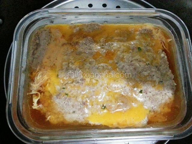 待肉变凝固之后，倒入蛋液