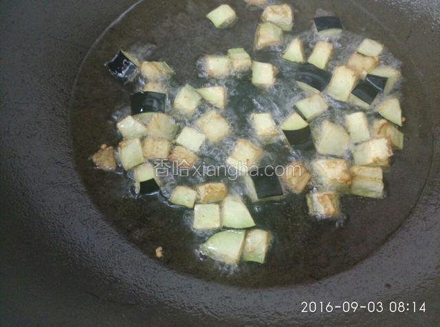 把茄子和土豆进油锅炸至发黄捞出。