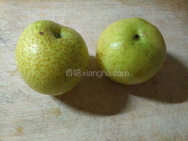 二个梨子削皮切小块