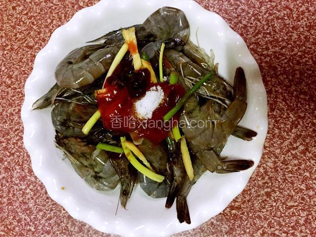 虾加入姜葱、油、盐、两汤匙番茄酱、一汤匙生抽、半汤匙料酒、半汤匙蚝油、少许胡椒粉抓匀腌制20分钟