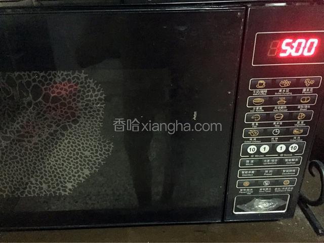 放入微波炉加热5分钟。即可