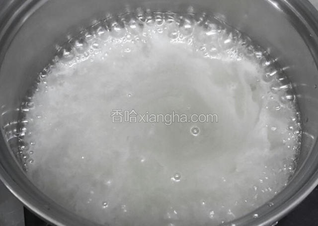 水和糖倒入锅内煮糖浆