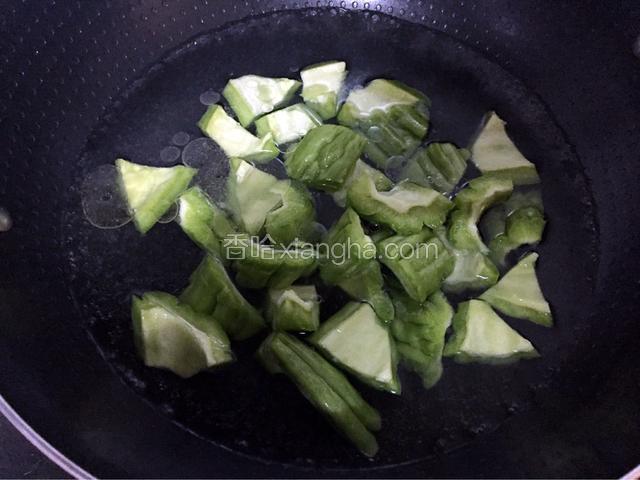 锅中倒入清水烧开后放入油和盐，再放入苦瓜焯熟