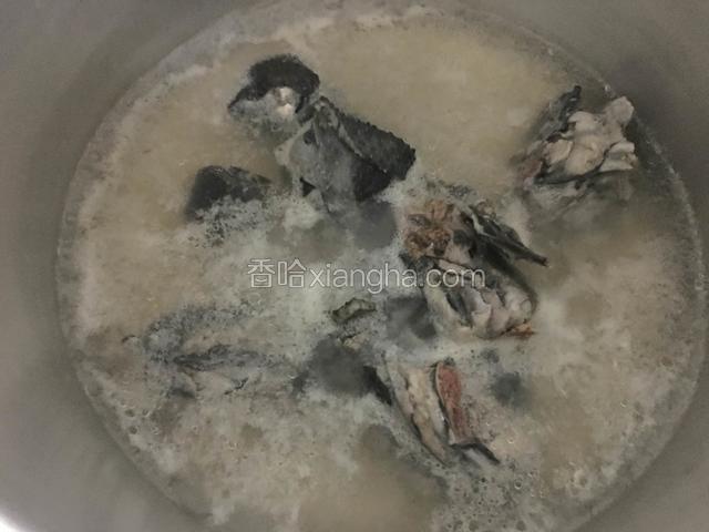 放入锅中汆烫去血水