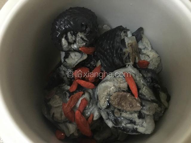 加入洗净的乌鸡块，剩下的枸杞子放入。