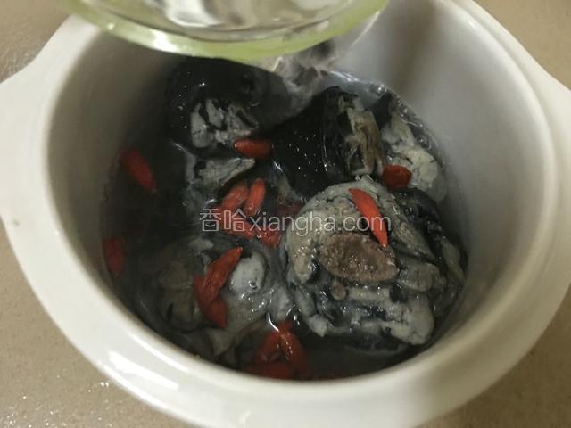 倒入料酒再倒入适量的清水