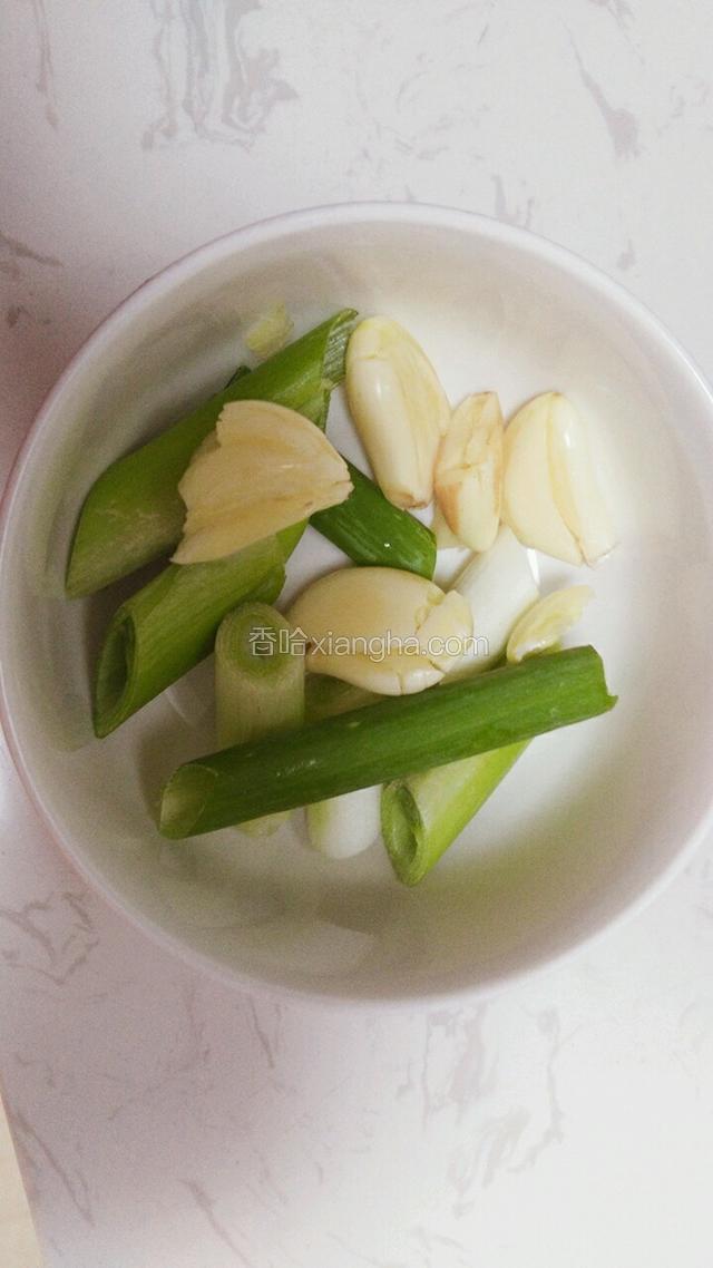 食材：葱适量，蒜3瓣，姜（我没放，家里没有了，不放也可以，因虾爬子是新鲜的），干红辣椒2个（这里干红辣椒忘记拍照）大料3颗，盐适量备用