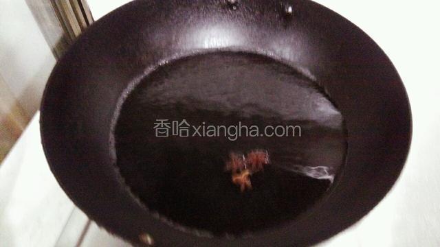 锅用洗洁精刷净不要有油，倒入水适量，放3颗大料，放入盐适量（盐的量自己掌握，一定要咸，不咸的话虾爬子会坏掉），大火烧开至盐融化后关火晾凉备用