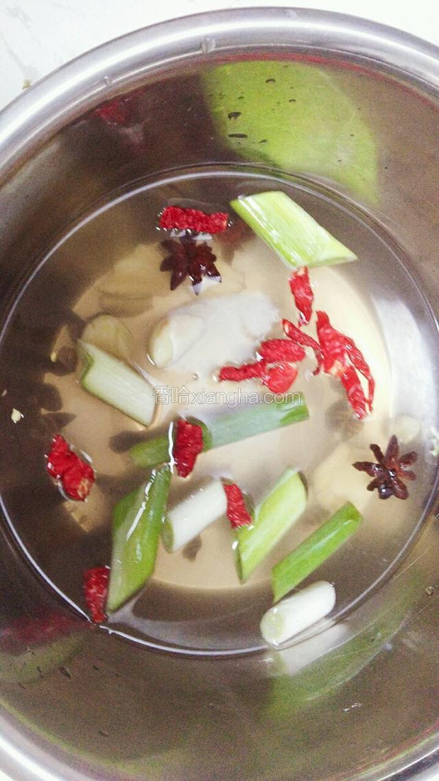 干净的盆用开水烫下，控干后摸点白酒，然后把晾凉的卤虾爬子水倒入盆内，放入葱姜蒜（家里没有姜就没放，新鲜的虾爬子不放姜也可以）干红辣椒